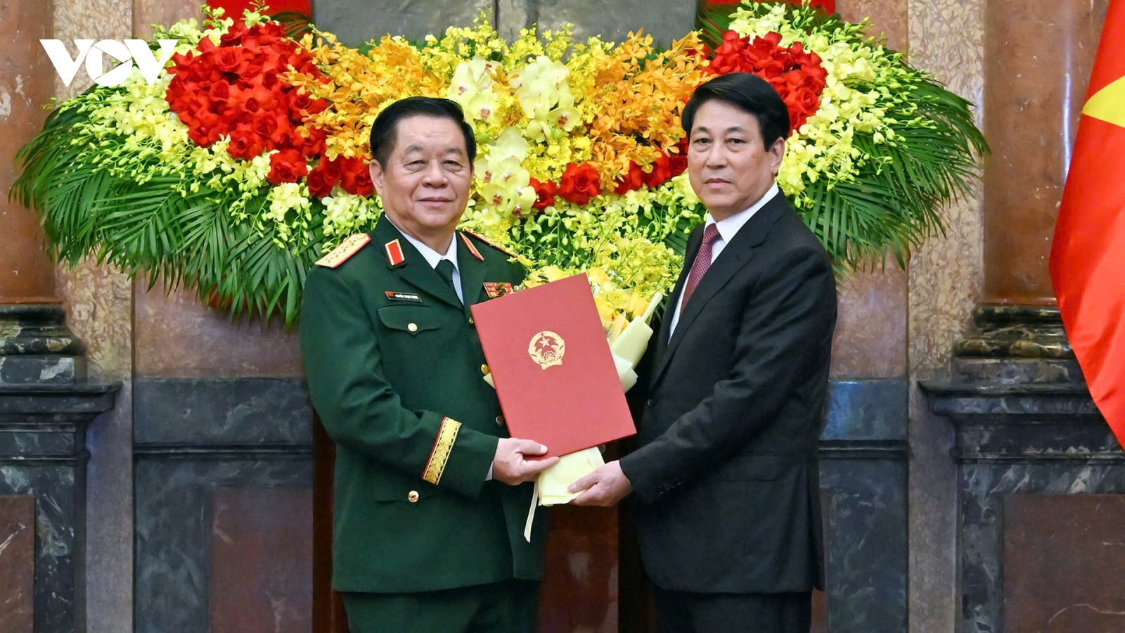 Chủ tịch nước Lương Cường trao quyết định thăng quân hàm Đại tướng và Thượng tướng