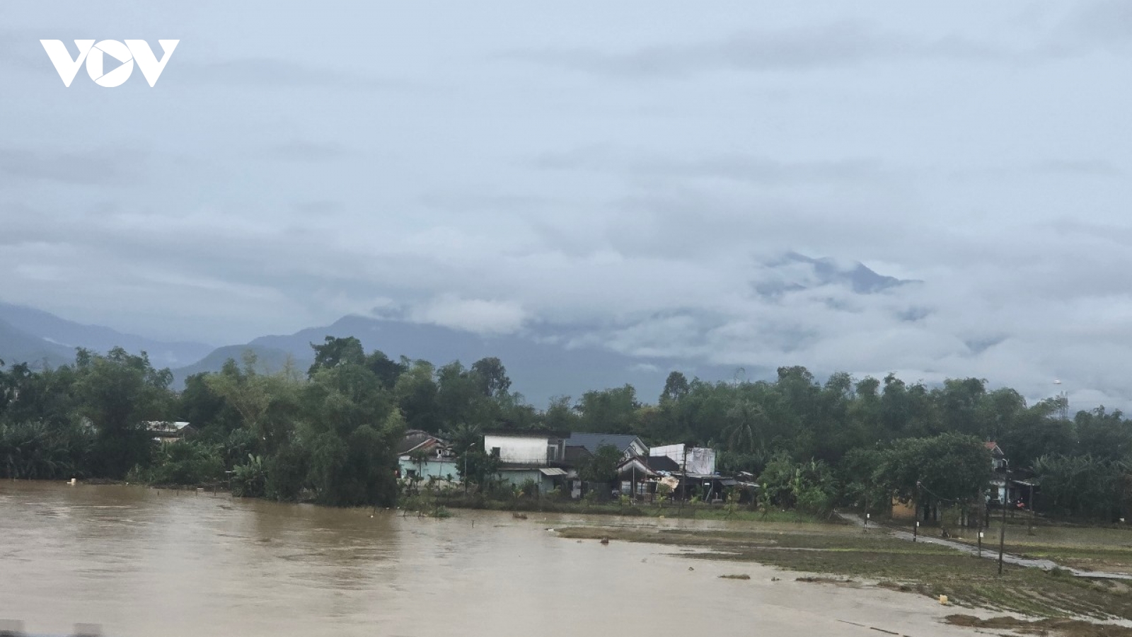 Một người tử vong do sạt lở, hạ du Vu Gia – Thu Bồn lũ dâng cao trở lại