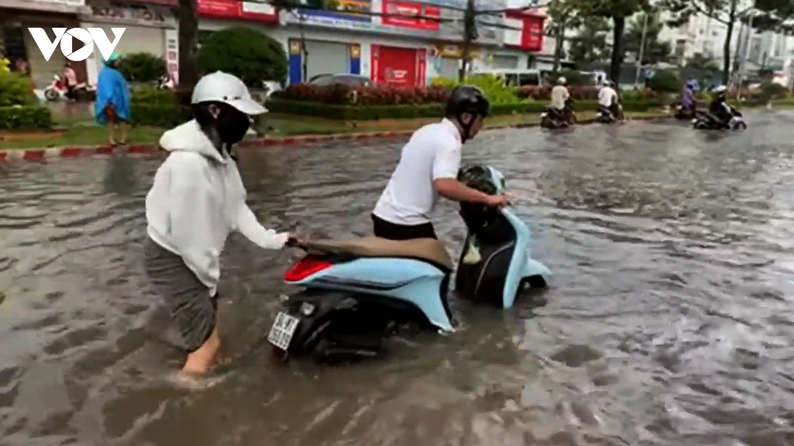 Mưa lớn kéo dài, hàng loạt tuyến đường ở phường Trà Vinh chìm trong nước