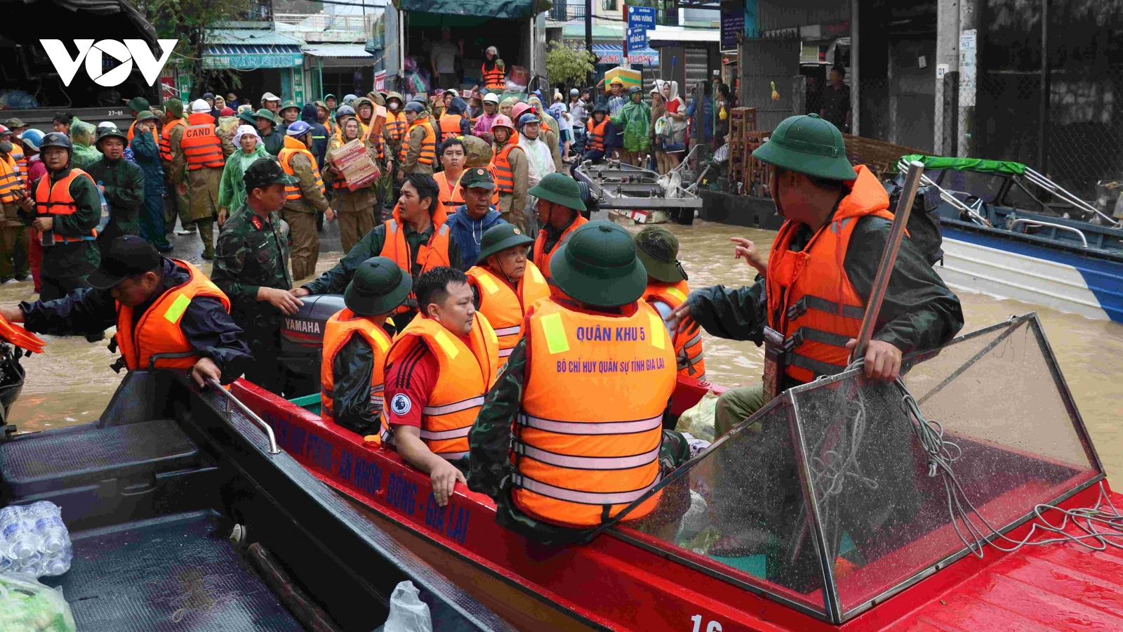 Quân khu 5 kịp thời hỗ trợ nhu yếu phẩm người dân vùng lũ