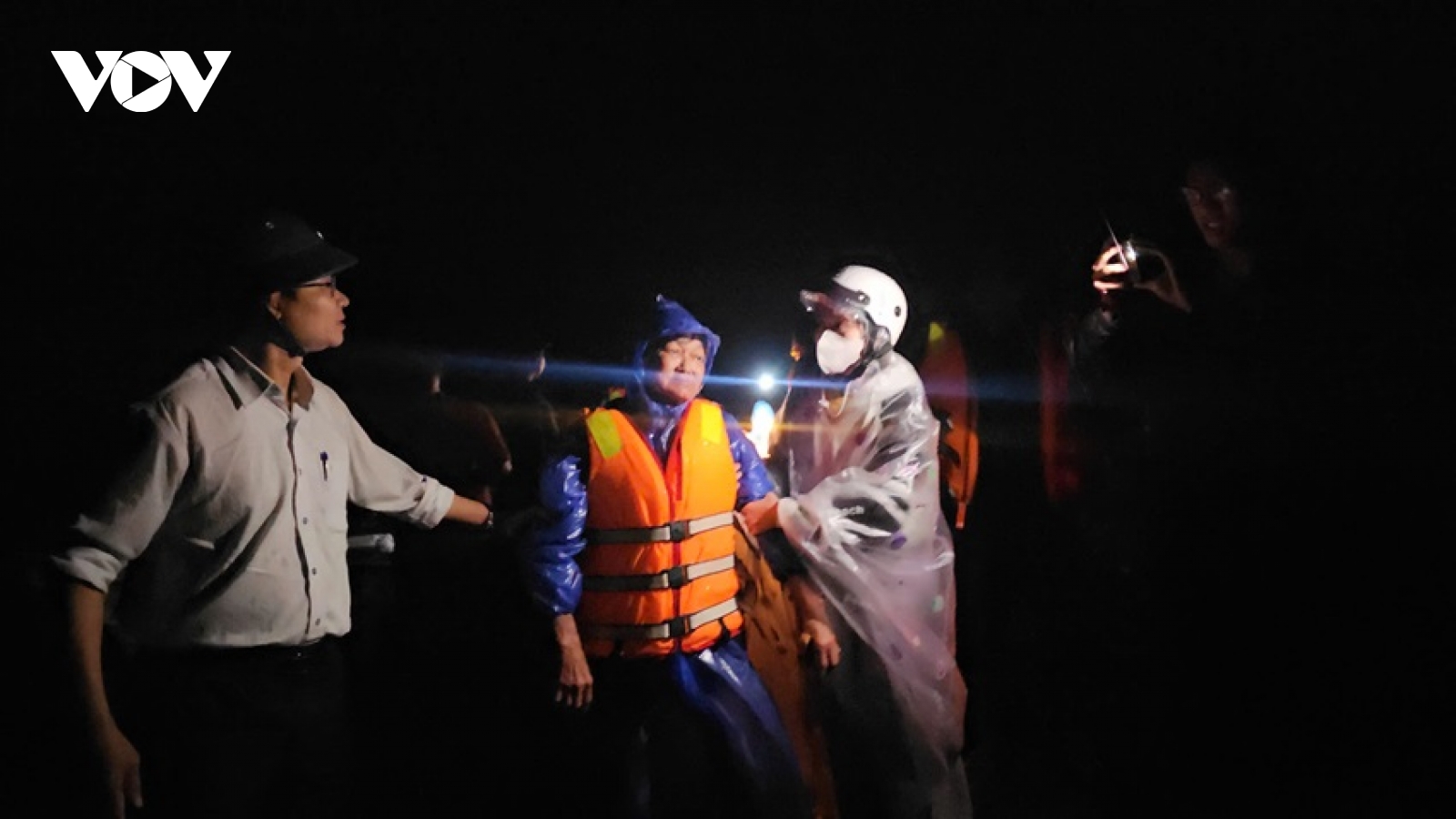 Chủ tịch xã ở Đắk Lắk chèo thuyền đưa đoàn công tác ra khỏi vùng lũ