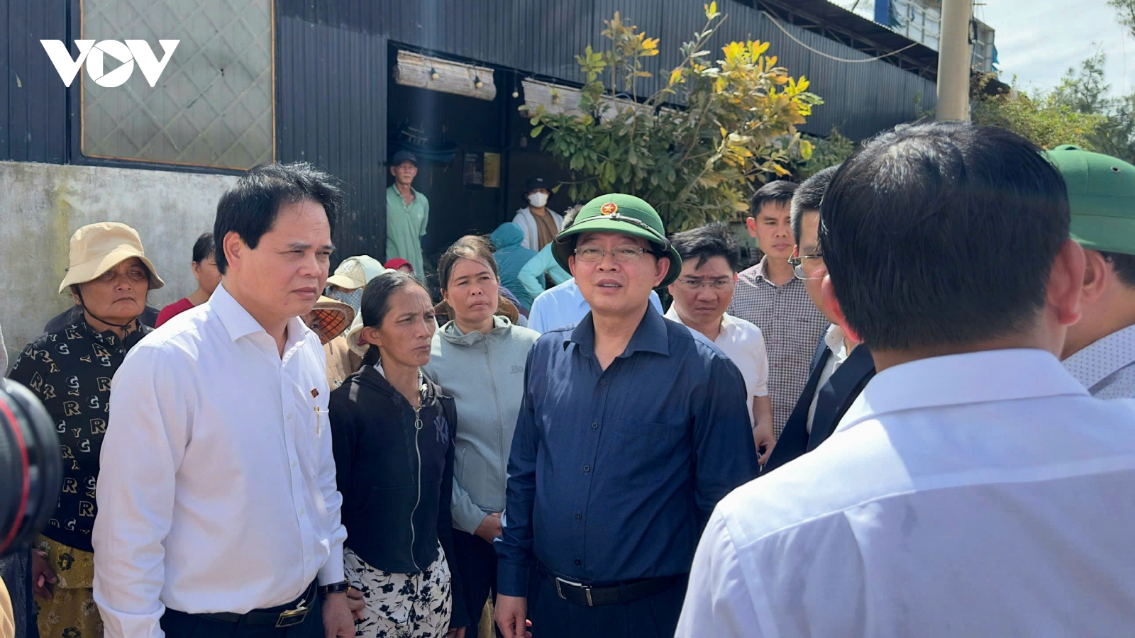 Phó Thủ tướng Hồ Quốc Dũng thăm, tặng quà người dân bị sập nhà do bão số 13