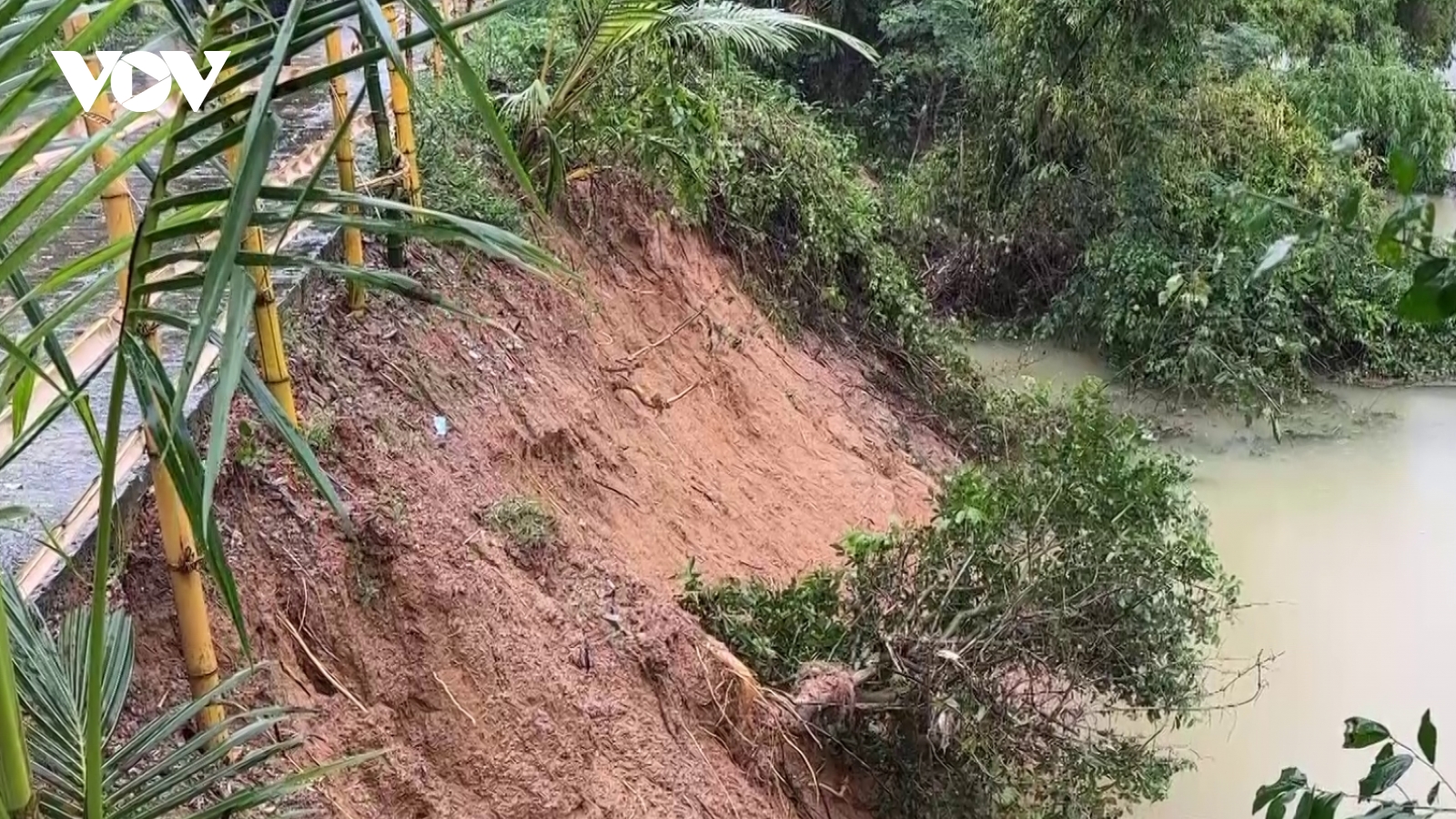 Quảng Trị: Sau mưa lũ, xuất hiện nhiều điểm sạt lở gần khu dân cư