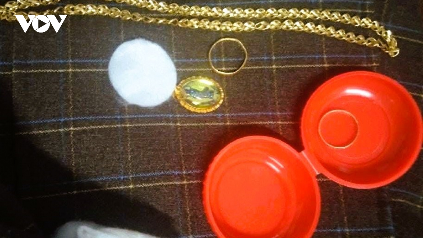 Trả lại trang sức cho người phụ nữ bỏ quên trong áo quần từ thiện