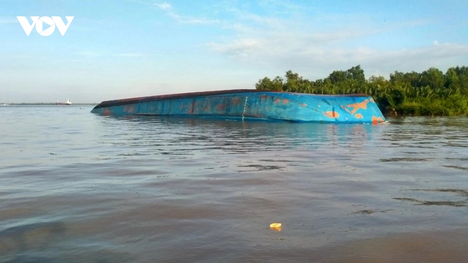 Hạn chế lưu thông trên sông Dần Xây sau sự cố lật sà lan