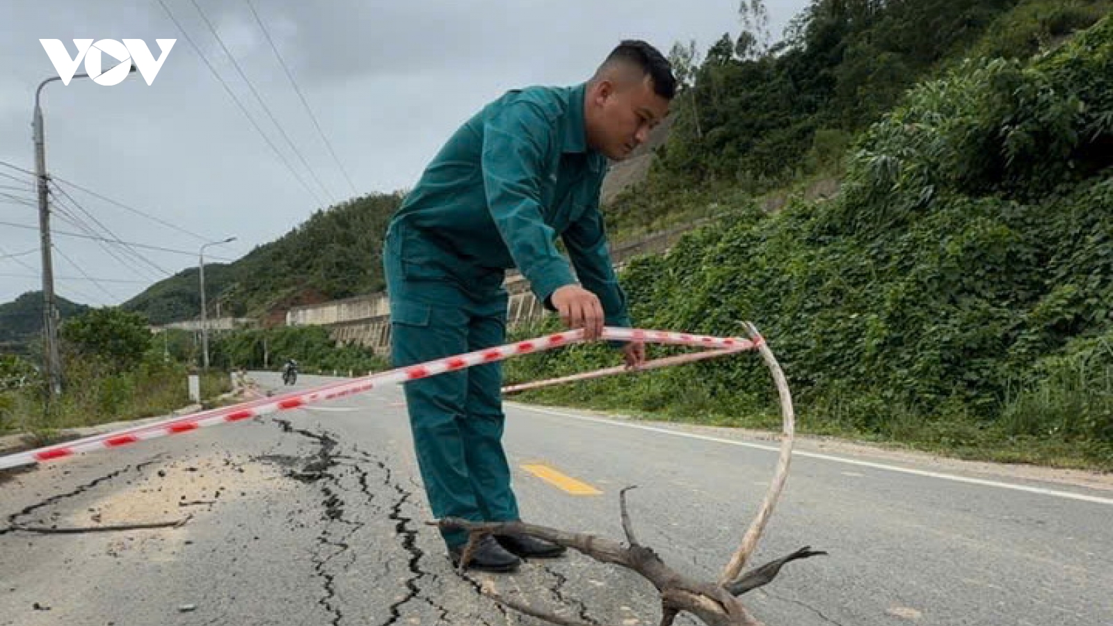 Xuất hiện nhiều vết nứt dài, sụt lún trên tỉnh lộ 601 (Đà Nẵng)