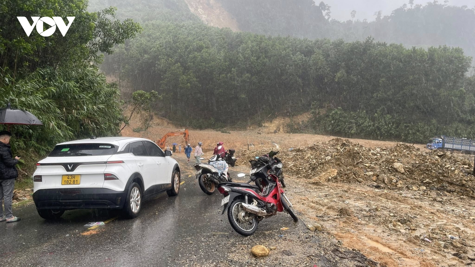 Mưa lớn kéo dài gây sạt lở liên tiếp, nhiều tuyến vùng cao Đà Nẵng chia cắt