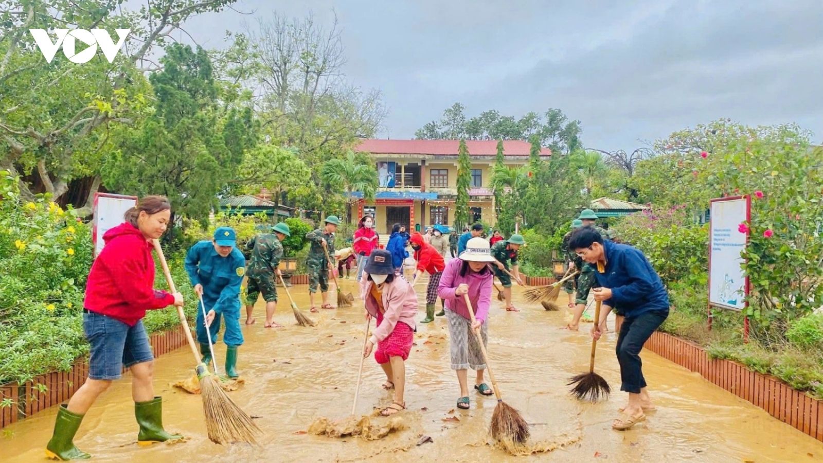 Vùng ngập lụt Quảng Trị dọn dẹp trường lớp chuẩn bị đón học sinh trở lại