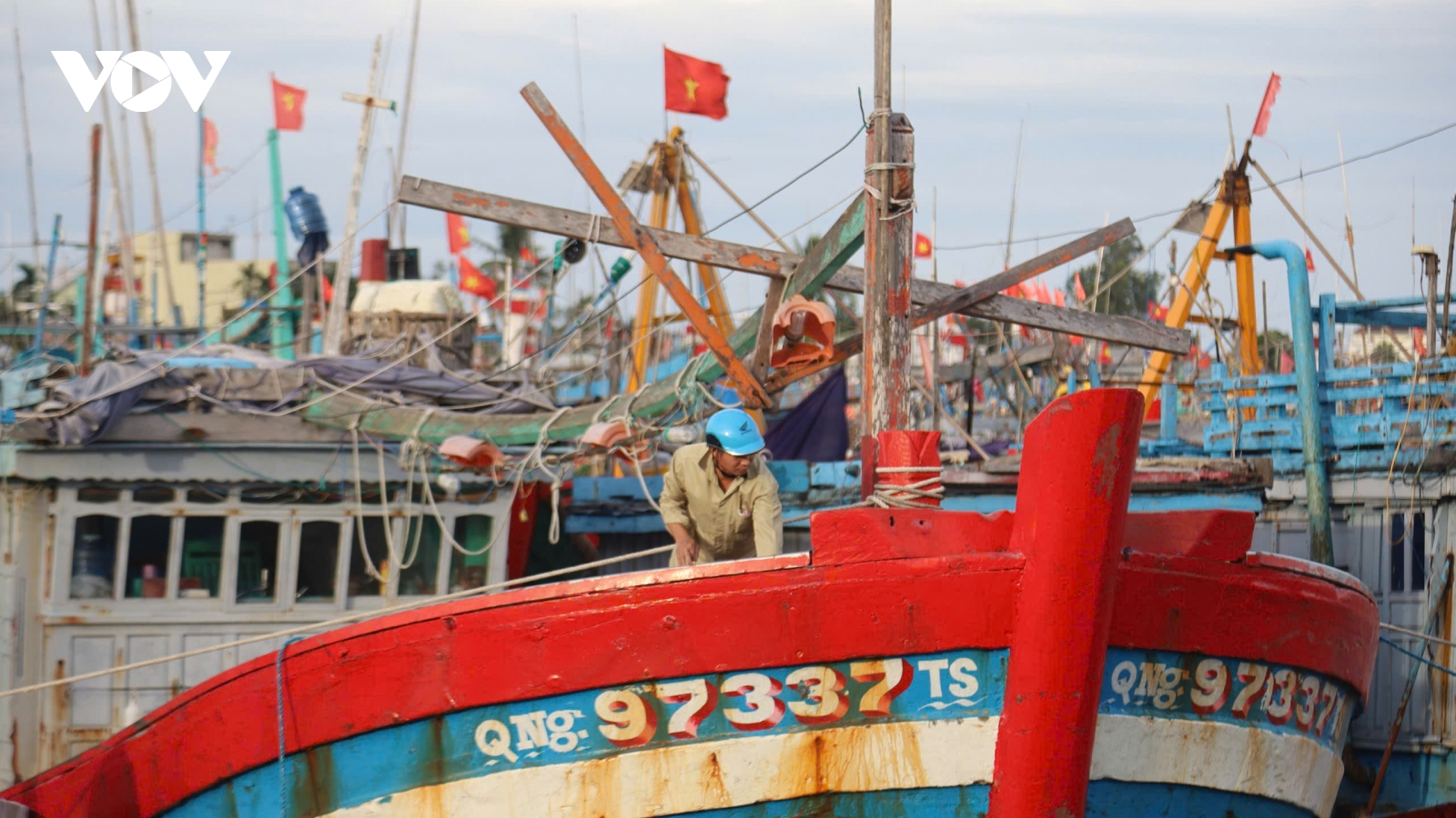 Miền Trung: Chưa khắc phục xong hậu quả mưa lũ lại gồng mình ứng phó bão số 13