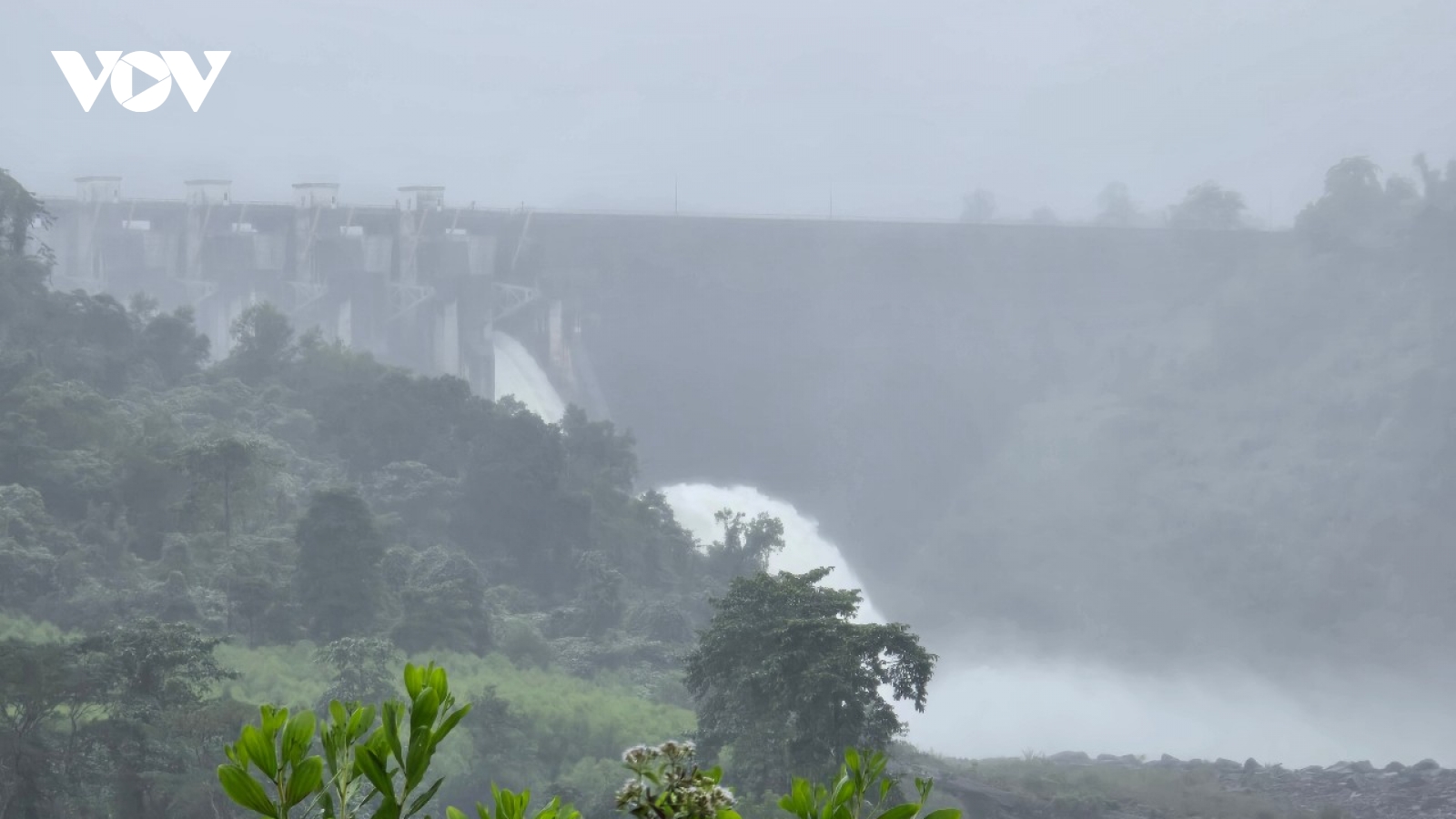 Đà Nẵng yêu cầu 4 thủy điện tiếp tục xả nước đón lũ