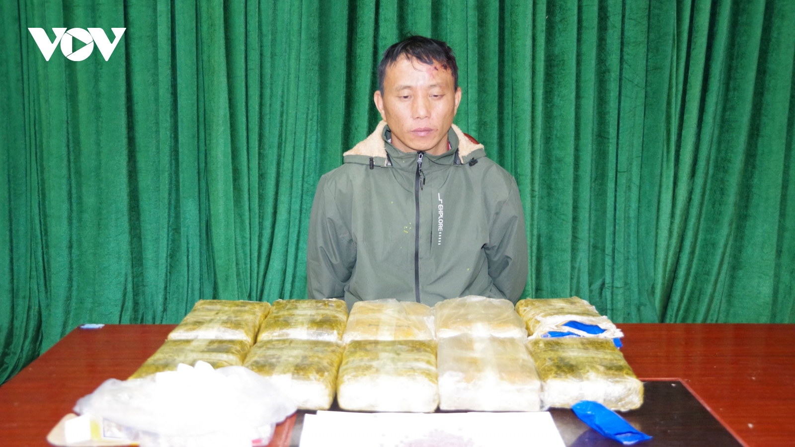 Bê 60.000 viên ma túy đi bán, gặp ngay tổ công tác