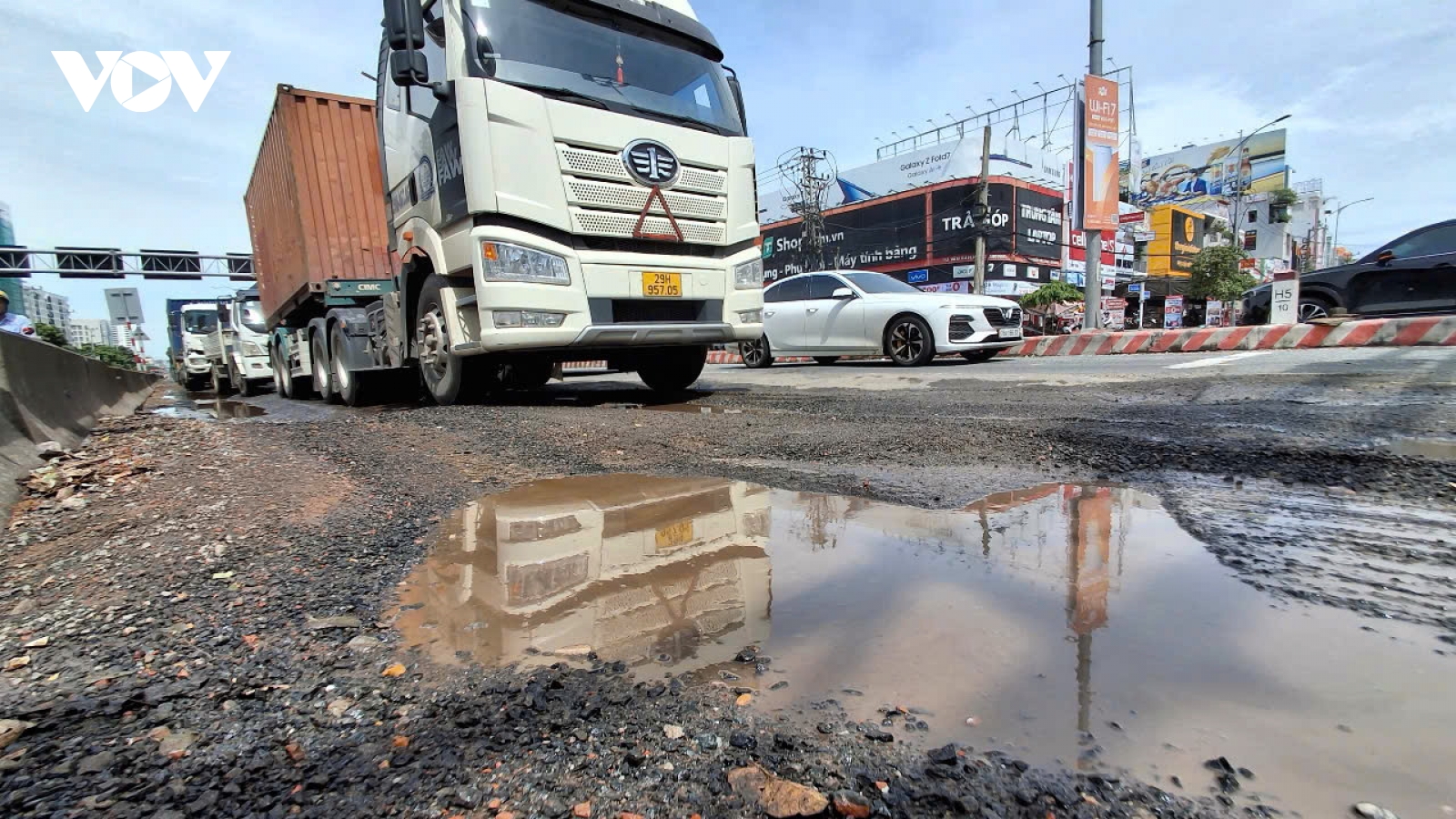 Mặt đường Quốc lộ 14B qua trung tâm TP Đà Nẵng nát như ruộng cày