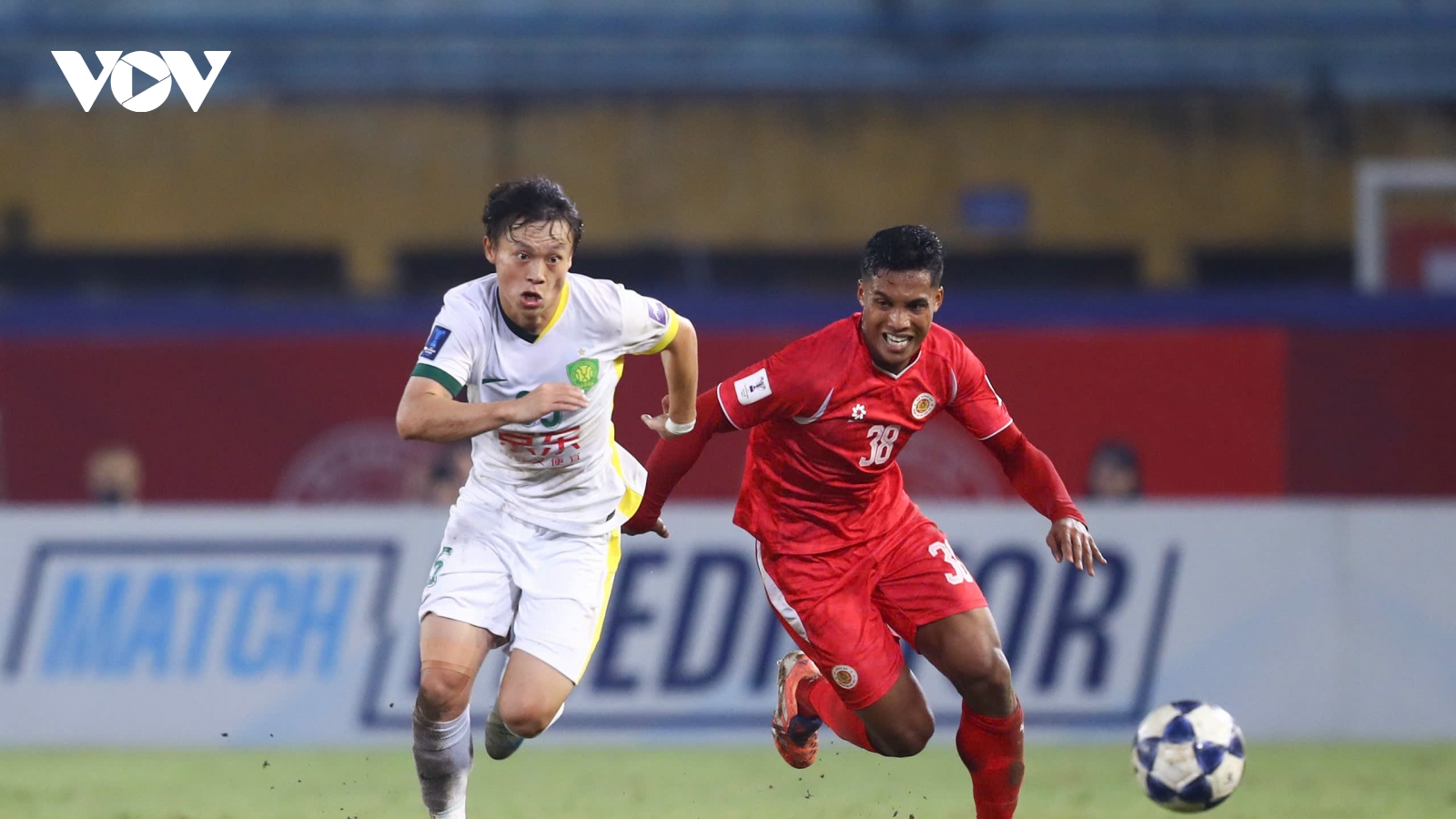 AFC phạt nặng đại diện Việt Nam, "nhẹ tay" với Malaysia