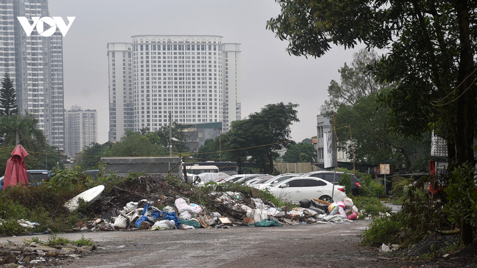 Rác thải bủa vây đoạn đường nối vành đai 2-3 ở Hà Nội, dân khổ sở vì ô nhiễm
