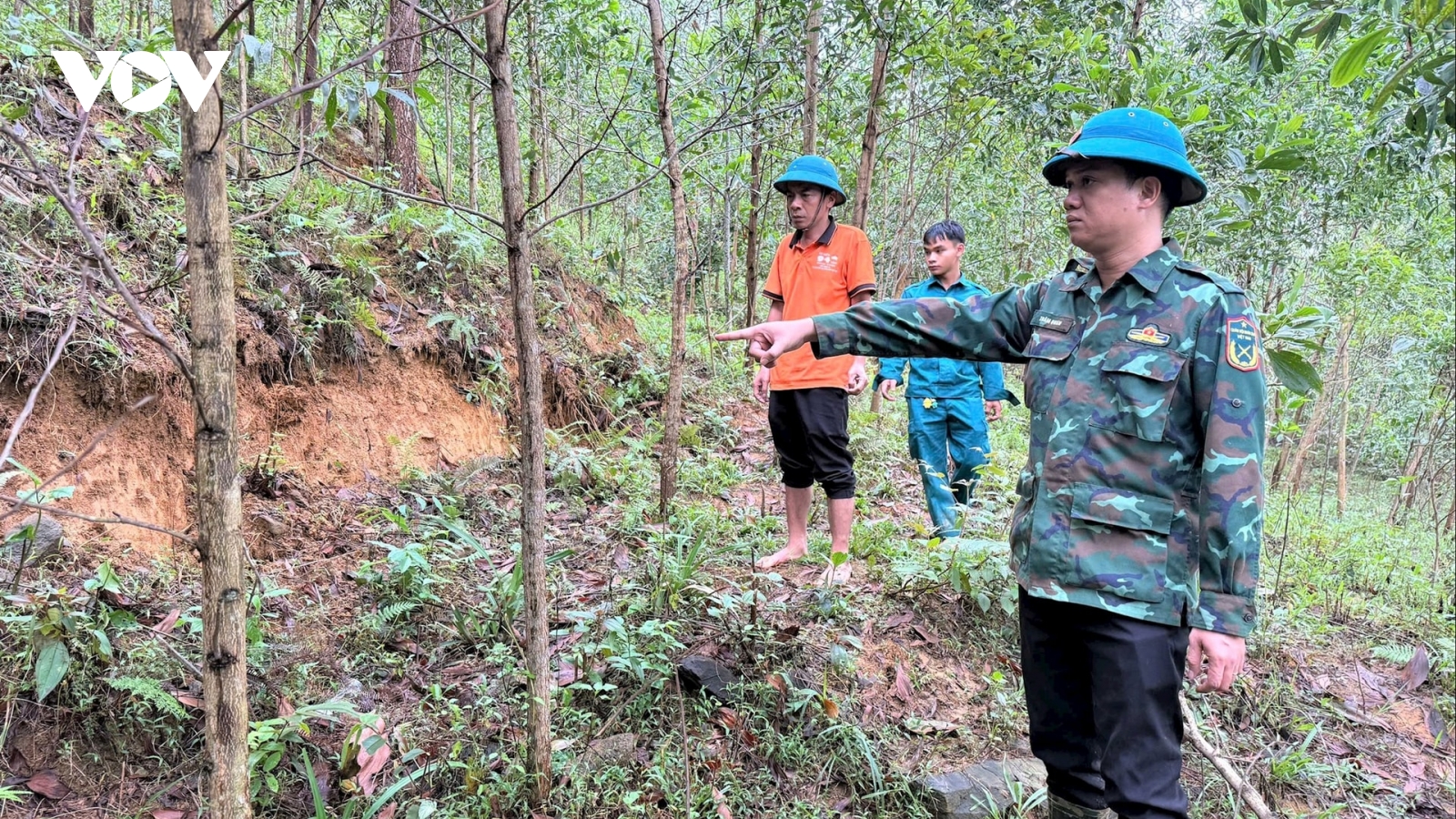 Vết nứt dài 100m trên đồi uy hiếp khu dân cư miền núi Đà Nẵng
