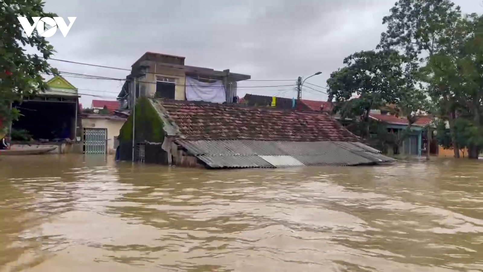 Nước rút chậm, vùng trũng Lệ Thủy vẫn ngập sâu, dân trắng đêm canh nước lụt