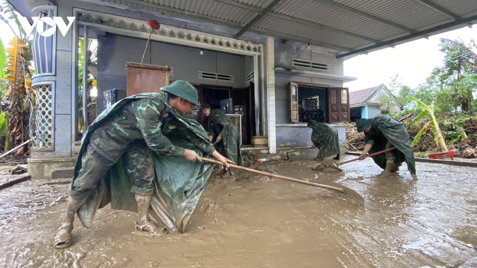 "Giúp dân vùng lũ, không để dân đói, rét là mệnh lệnh từ trái tim người lính"