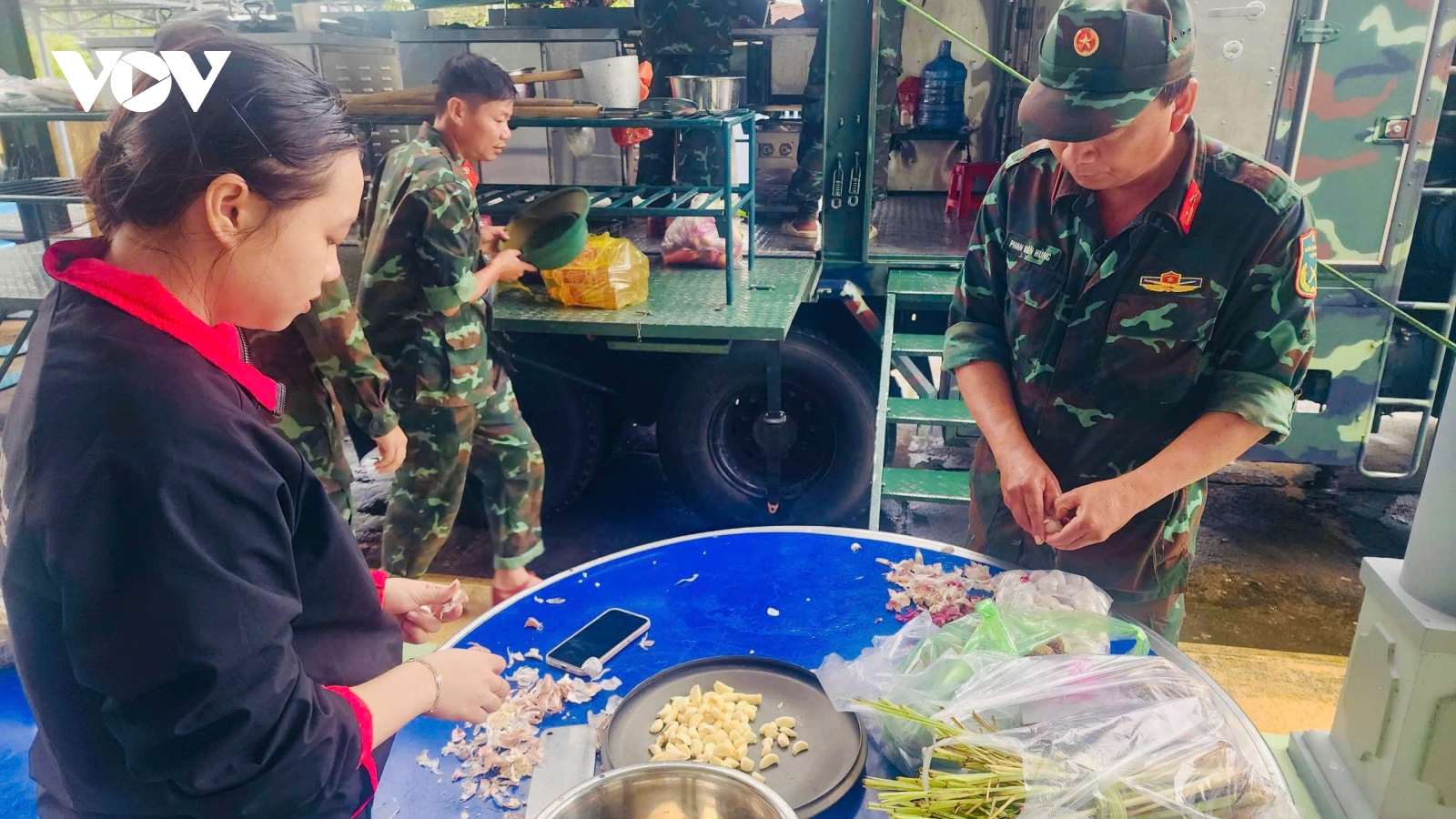 Xe bếp tự hành của quân đội mang bữa cơm ấm đến người dân vùng lũ