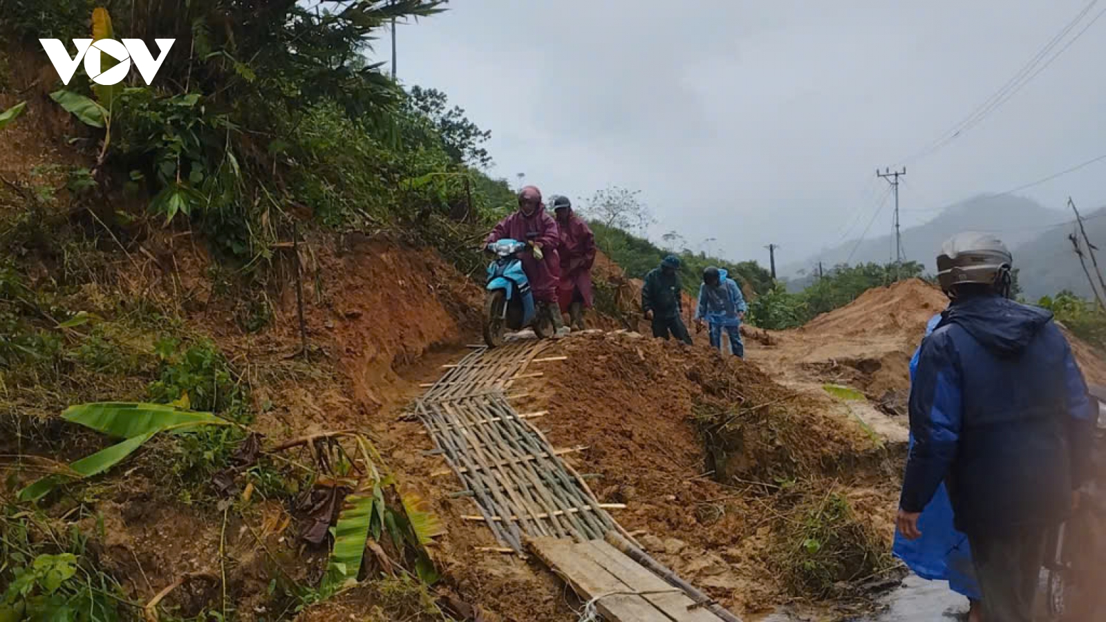 Đà Nẵng: Sạt lở chia cắt nhiều tuyến đường miền núi