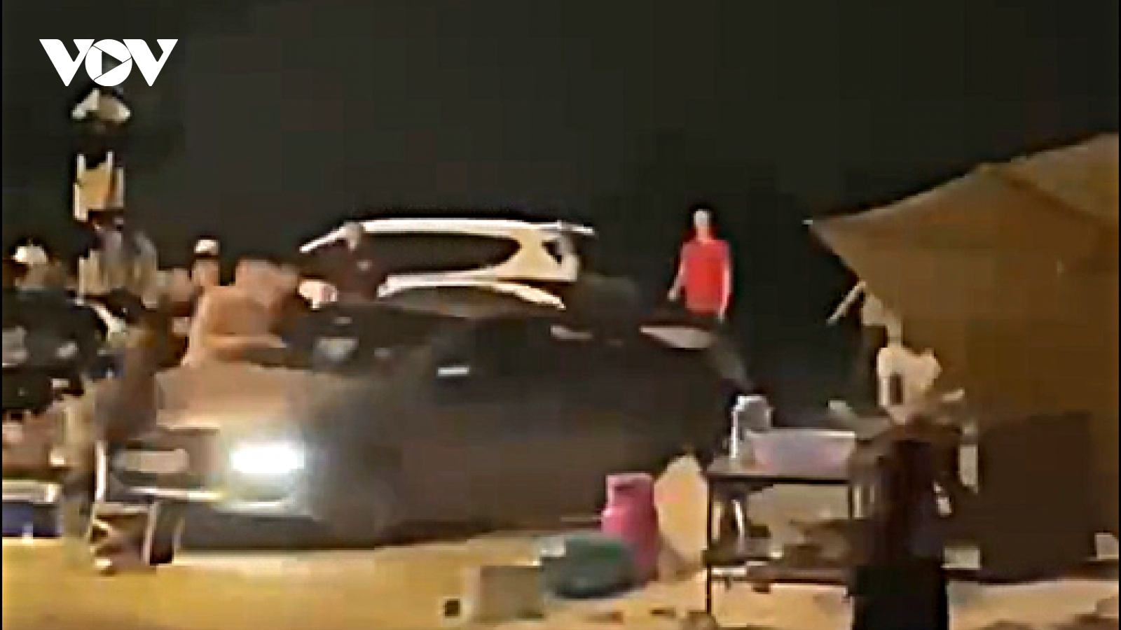 Lan truyền hình ảnh một số người chặn và đập phá xe ô tô trong đêm ở Nghệ An