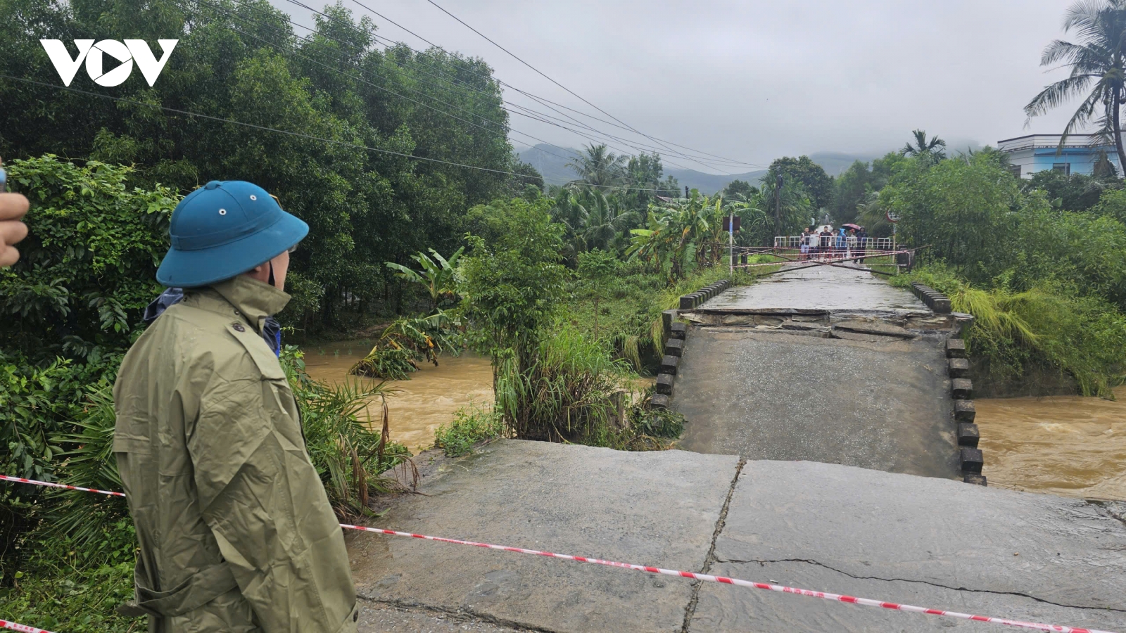 Sập cầu ở Quảng Ngãi, người và xe máy rơi xuống nước, 316 hộ bị cô lập