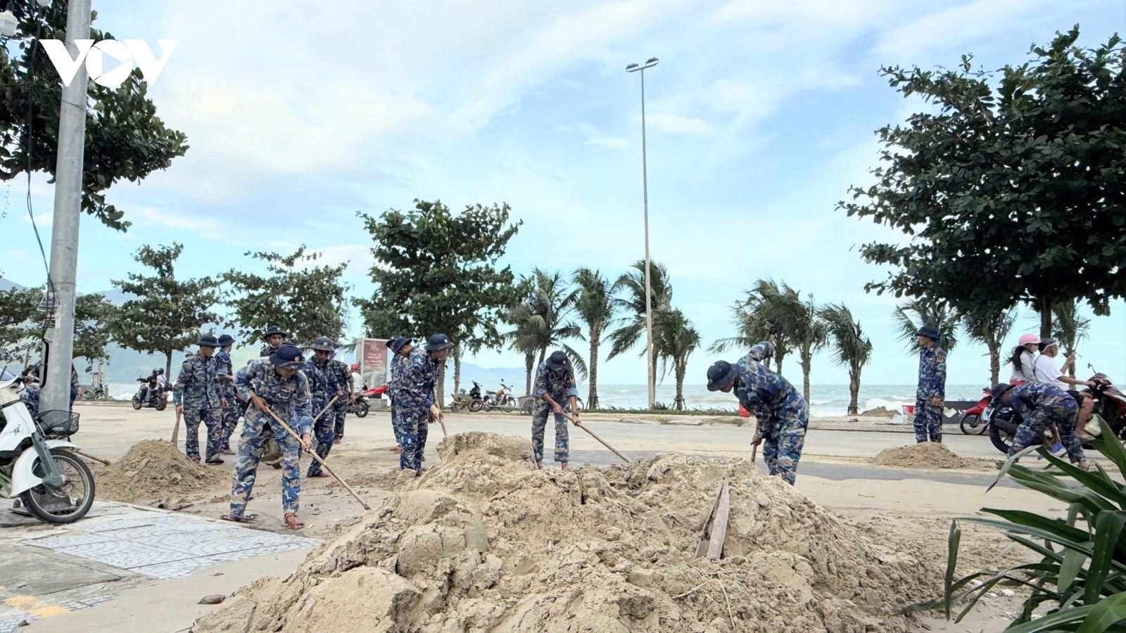 Lữ đoàn 83 Hải quân giúp đỡ địa phương khắc phục hậu quả bão số 13