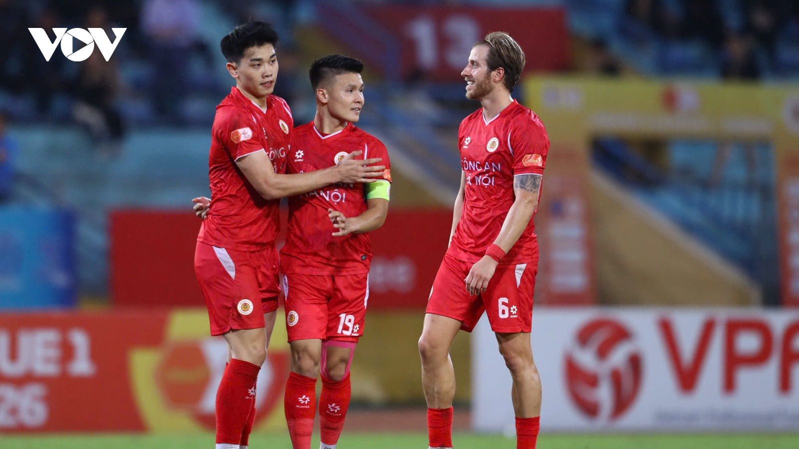 Đội hình tiêu biểu vòng 11 V-League 2025/2026: Quang Hải ghi bàn, vinh danh hậu vệ