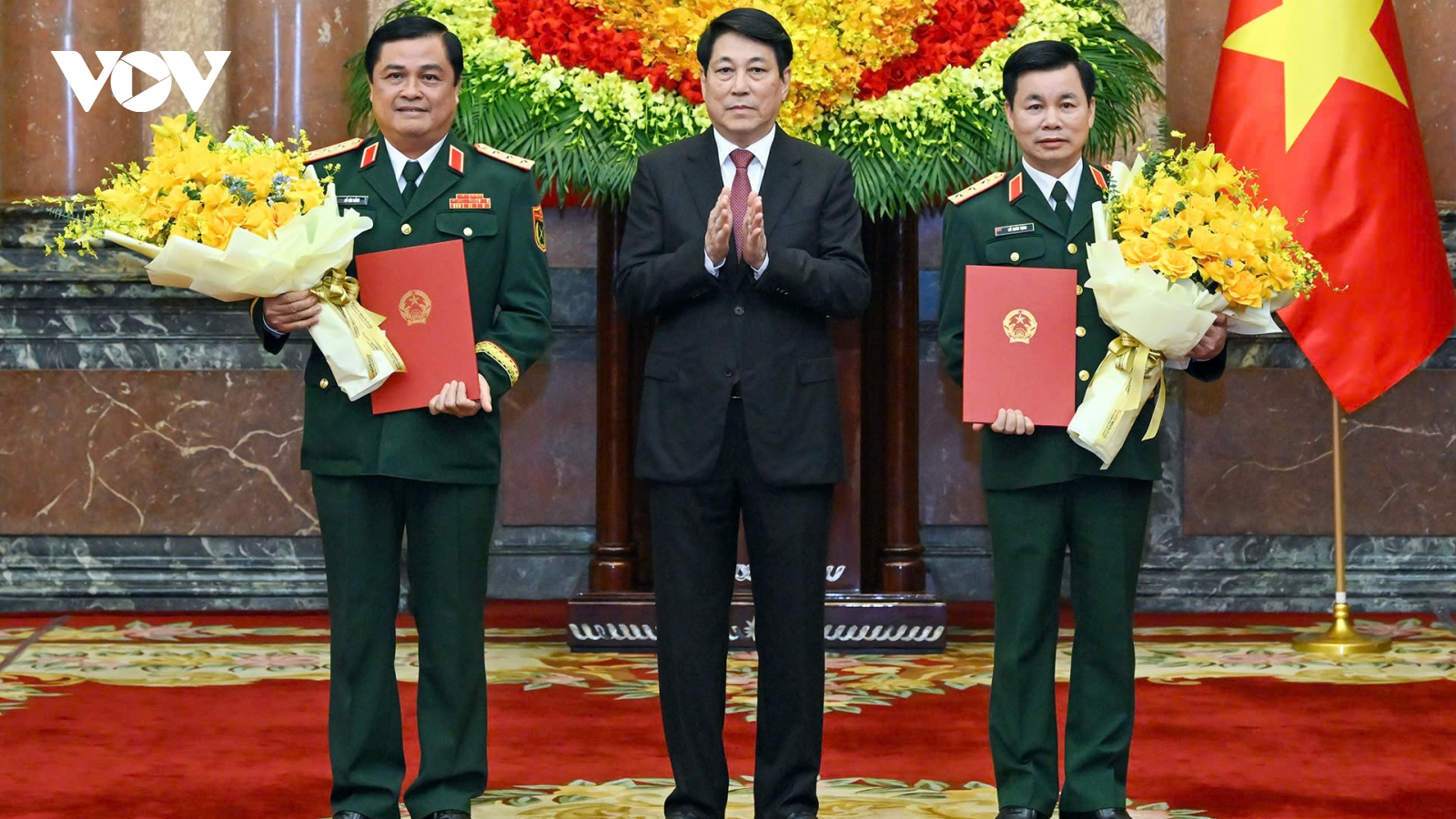 Chủ tịch nước trao quyết định thăng quân hàm Thượng tướng cho hai sỹ quan cao cấp