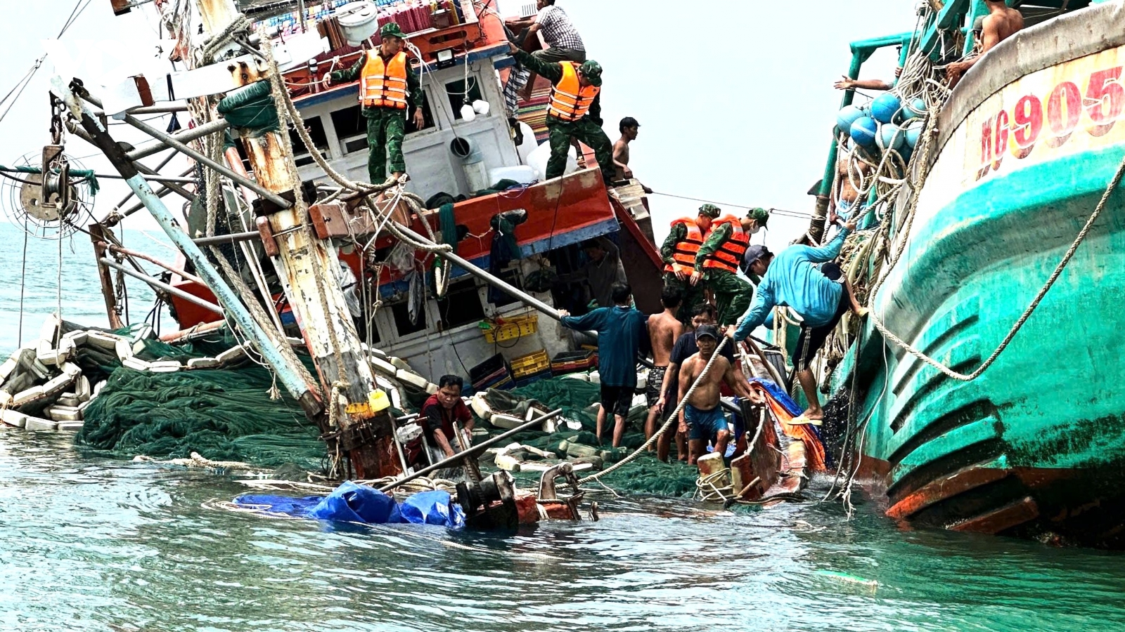 Biên phòng Cà Mau hỗ trợ cứu 13 ngư dân bị chìm tàu trên biển