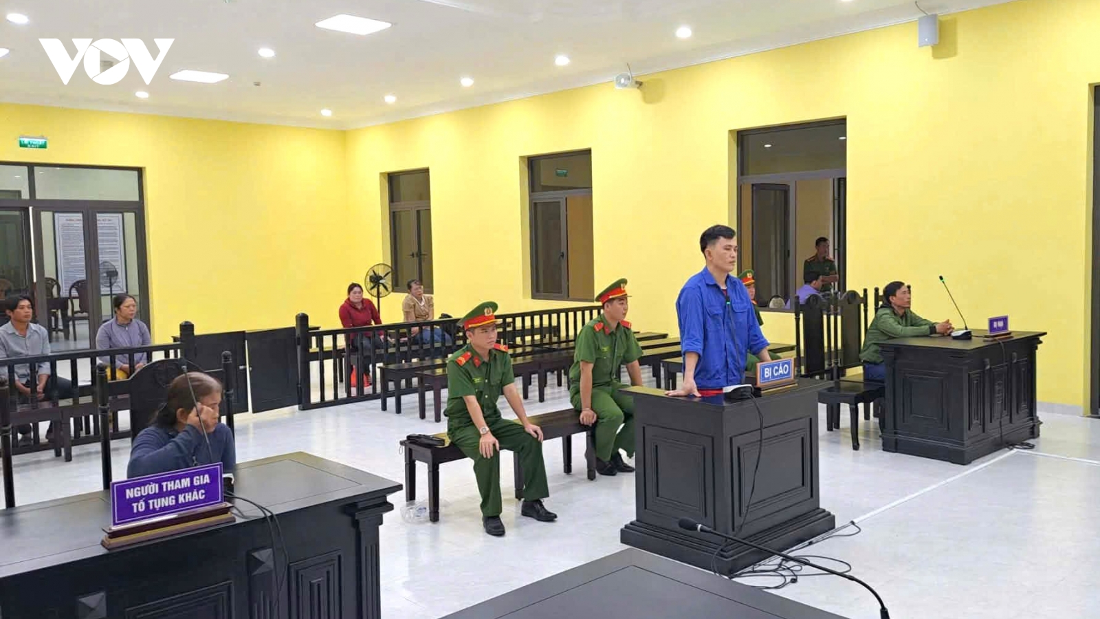 Đối tượng đánh mẹ, đâm lực lượng chức năng lãnh 11 năm tù