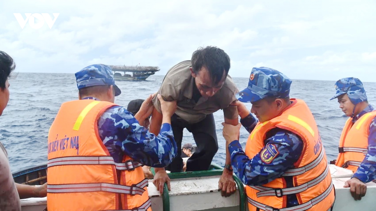 Tàu cảnh sát biển tiếp nhận ngư dân trên tàu câu mực bị cháy ở Trường Sa