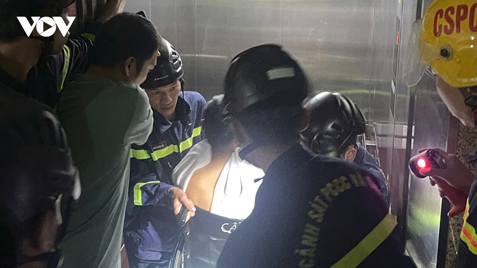 Cứu 2 bệnh nhân và 1 nhân viên y tế mắc kẹt trong thang máy bệnh viện ở Đà Nẵng