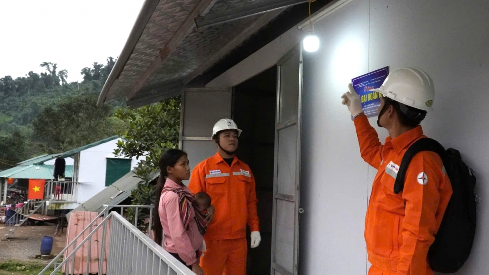 Xuyên rừng Trường Sơn, đưa điện lưới đến thôn bản cuối cùng của tỉnh Quảng Trị