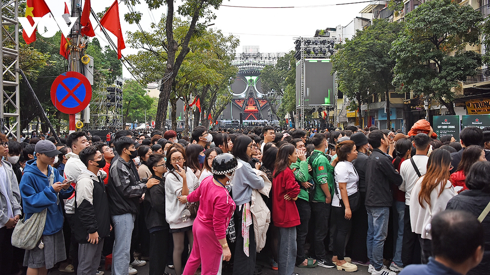 Hàng nghìn bạn trẻ xếp hàng bên Hồ Hoàn Kiếm, Hà Nội từ sớm chờ xem Countdown