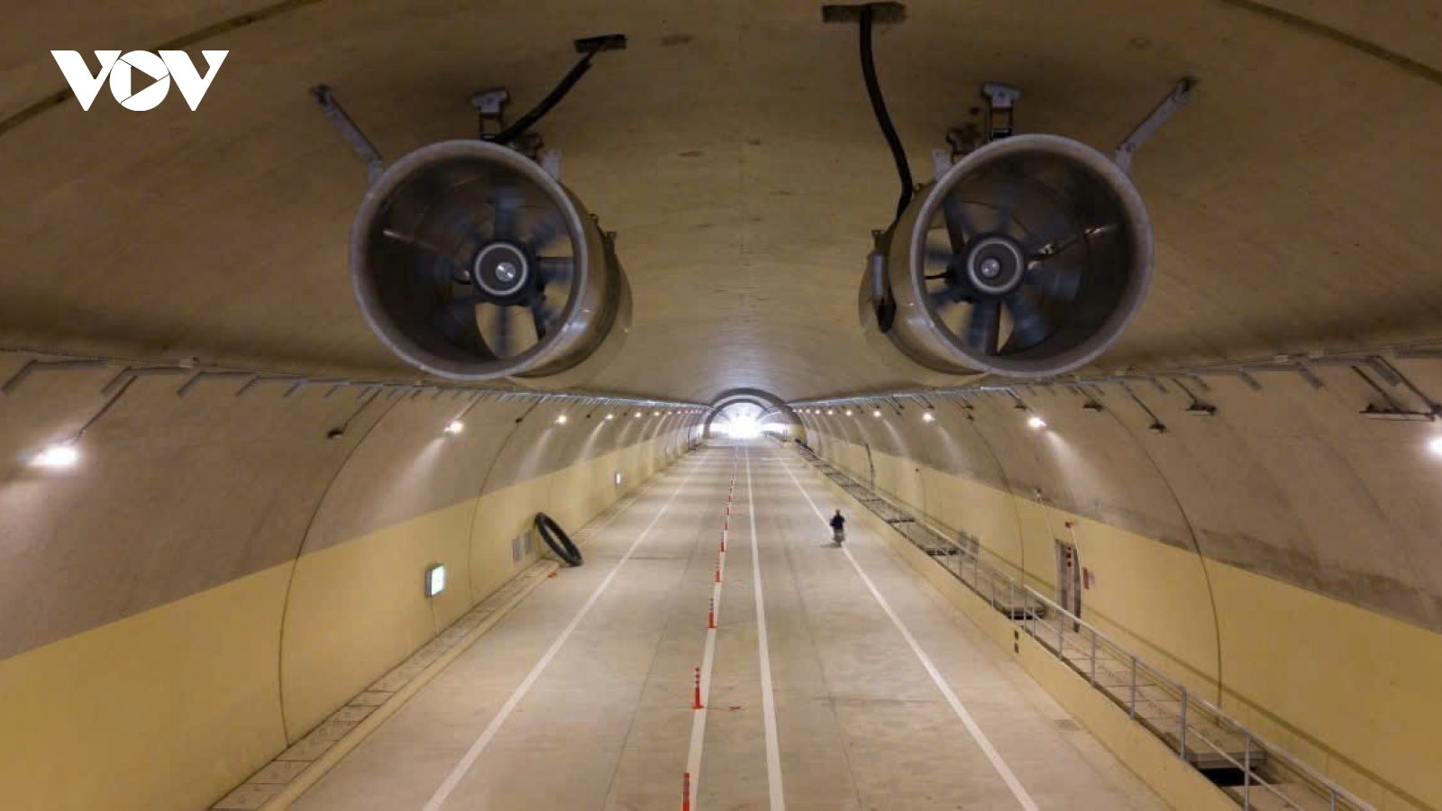 Bên trong hầm lớn nhất cả nước, tuyến cao tốc Quảng Ngãi - Hoài Nhơn