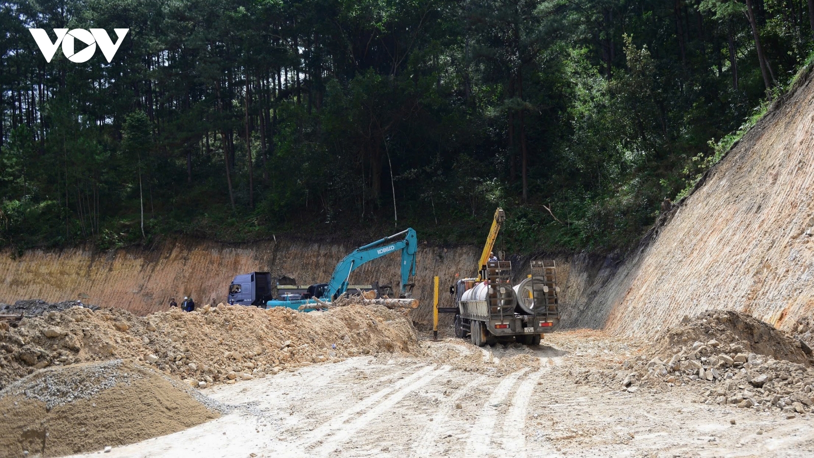 Đảm bảo giao thông trên những cung đường ngập lũ và sạt lở ở Lâm Đồng