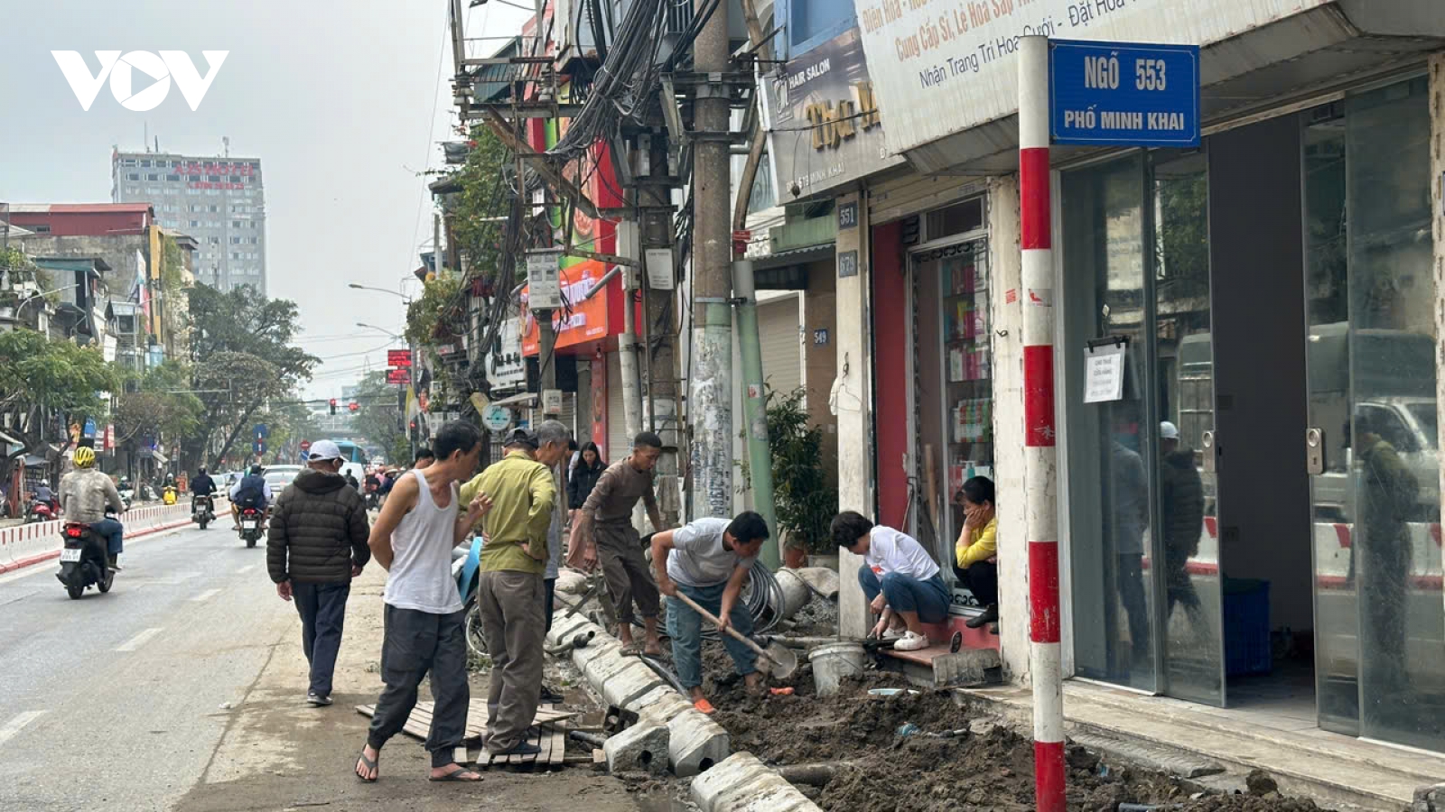 Công trình và vỉa hè bị đào bới, che chắn cẩu thả, bụi bẩn bủa vây phố phường