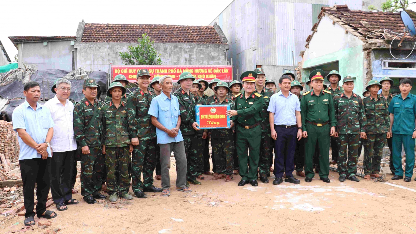 Các đơn vị quân đội triển khai xây dựng 238 nhà cho người dân vùng lũ