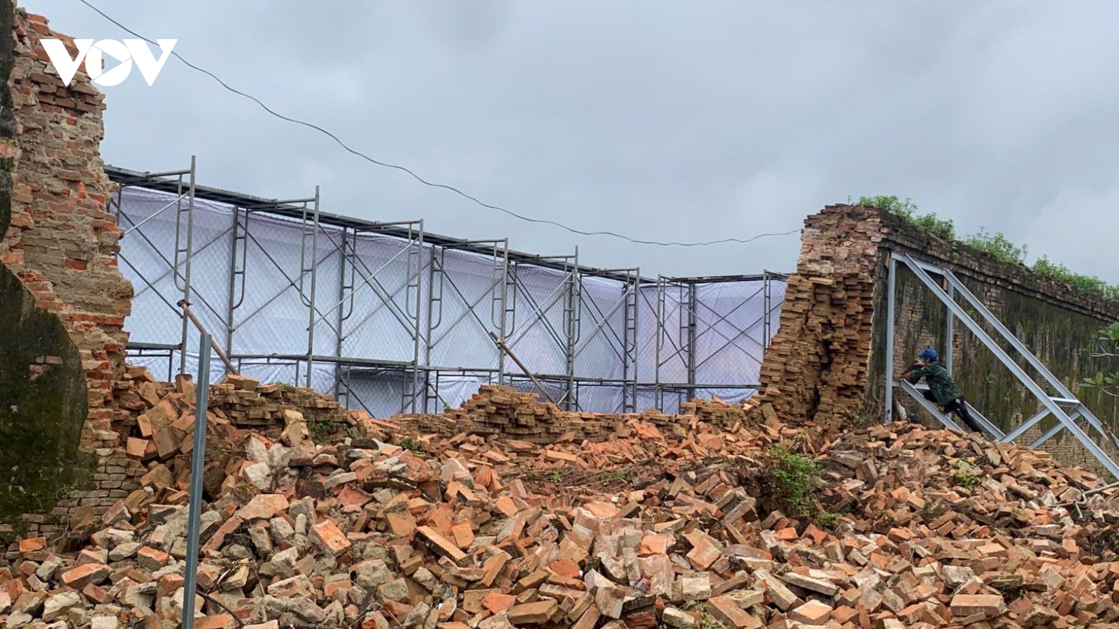 Xây dựng khẩn cấp đoạn tường Hoàng thành (Đại nội Huế) bị sập do mưa lũ