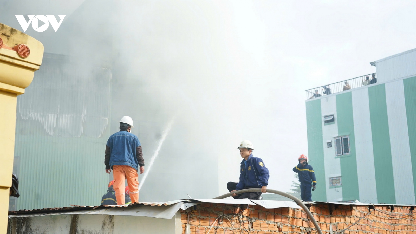 Cháy nhà 4 tầng trong khu dân cư đông đúc ở Đà Nẵng