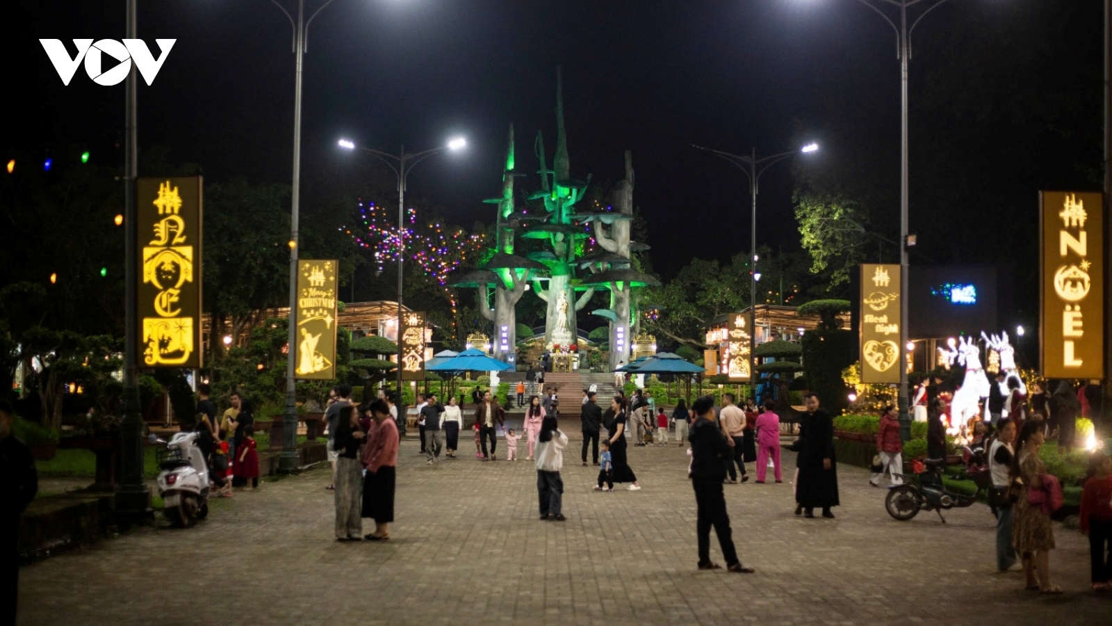 Thời tiết thuận lợi, giáo dân Quảng Trị chờ đón Giáng sinh