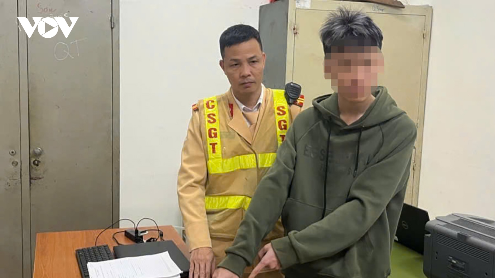 CSGT Hà Nội khống chế đối tượng mang hung khí khi tham gia giao thông