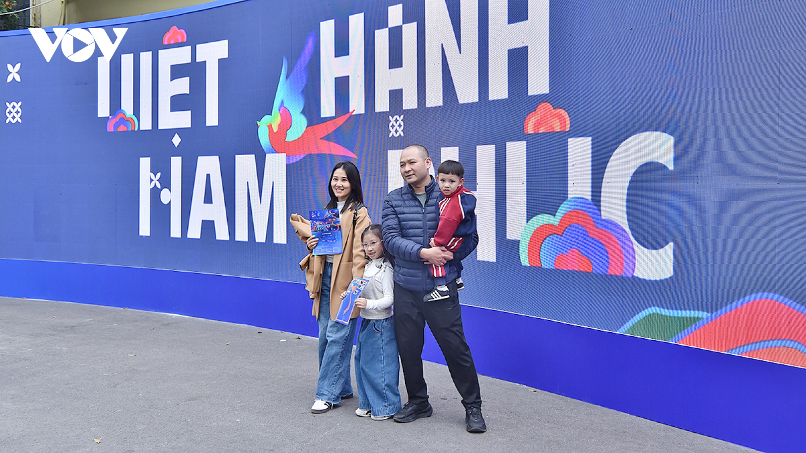 80 cặp đôi tham gia lễ cưới tập thể tại Vietnam Happy Fest 2025