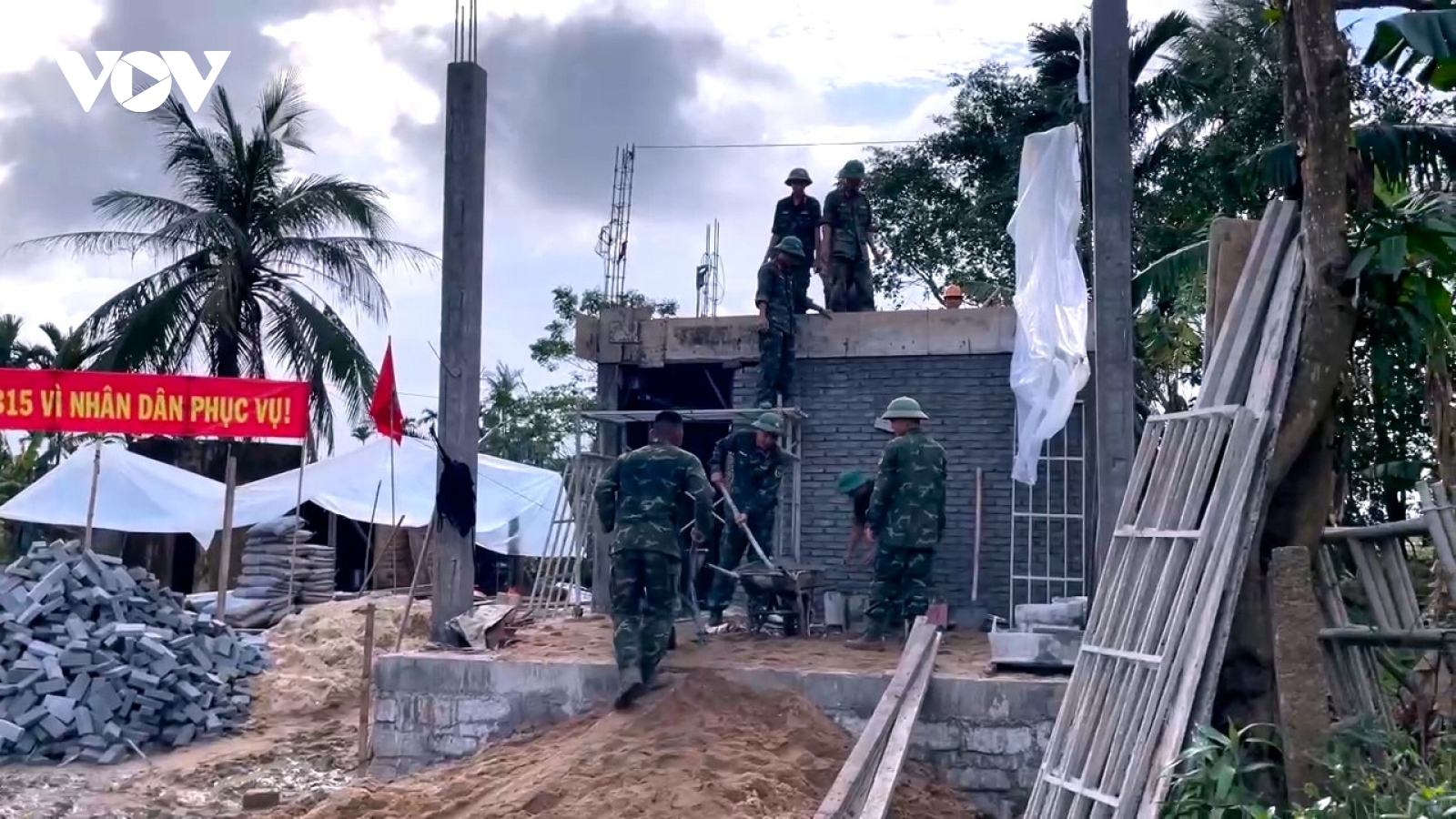 Bộ đội về làng, bếp lửa vùng lũ ấm lại