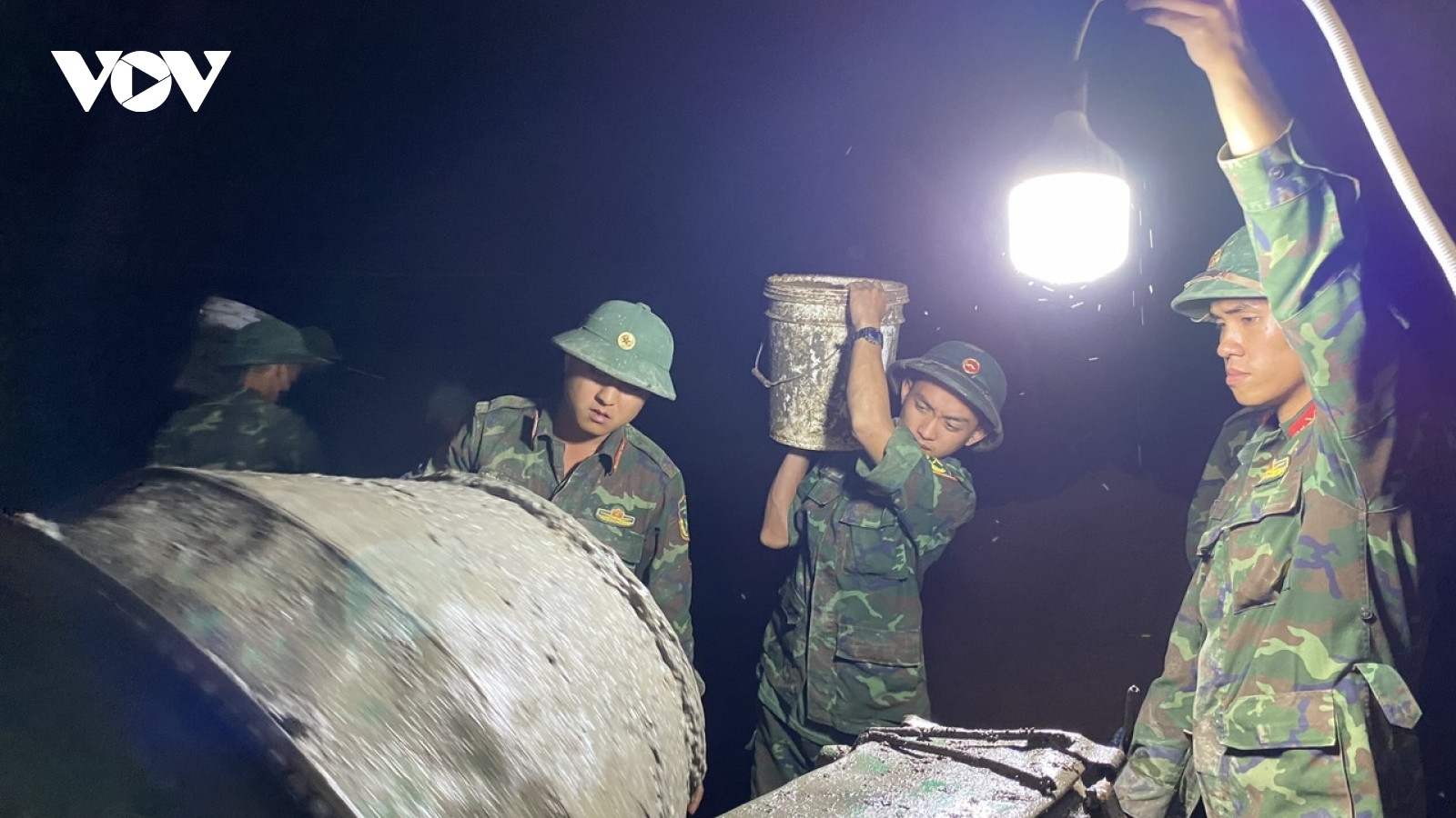 "Chiến dịch Quang Trung": Bộ đội xuyên mưa, xuyên đêm dựng lại nhà giúp nhân dân