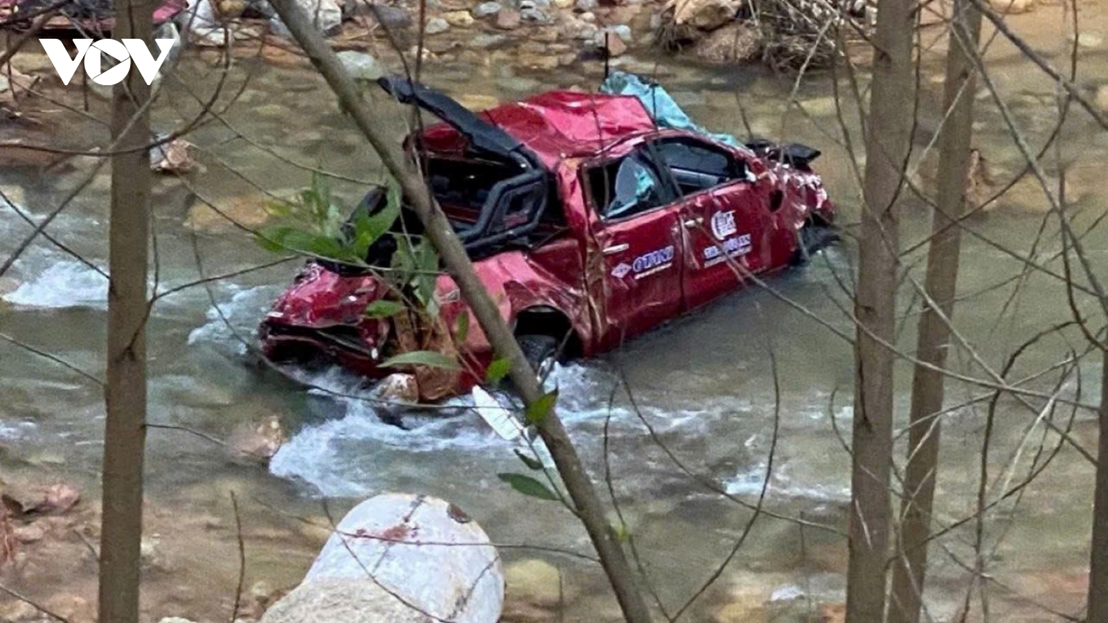 Xe bán tải rơi xuống suối sau va chạm trên tuyến La Sơn - Hòa Liên