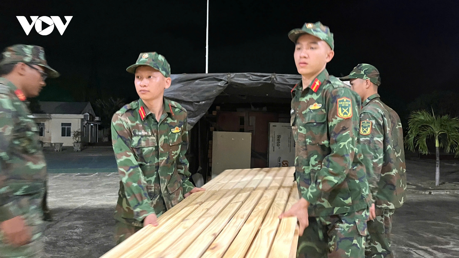 Quân khu 5 bàn giao 80 giường tặng bà con vùng lũ