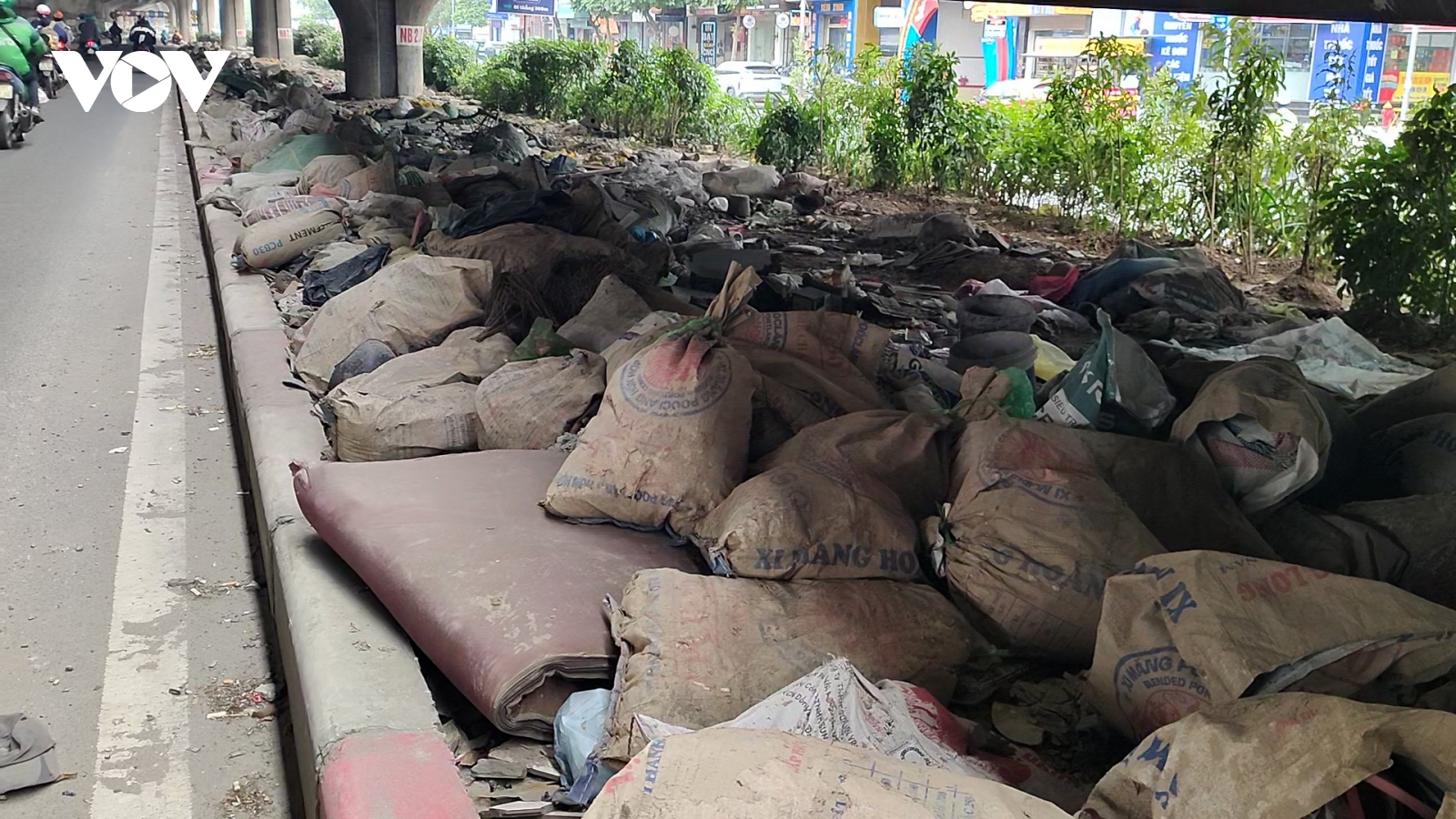 Rác thải trên các tuyến vành đai Hà Nội: Mối đe dọa từ những đám cháy tự phát