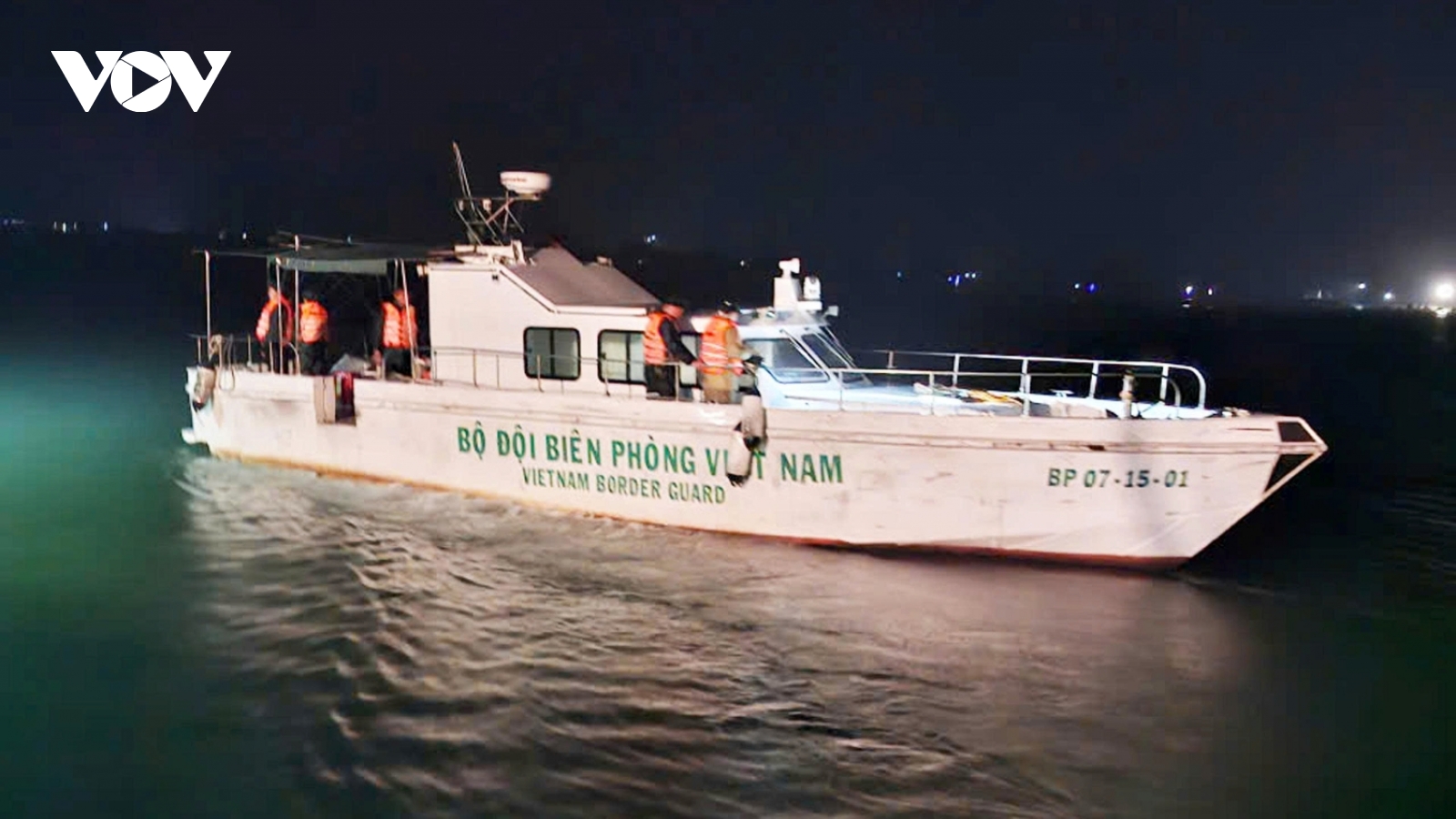 Cứu nạn 2 ngư dân bị chìm thuyền ở cửa biển Quảng Trị