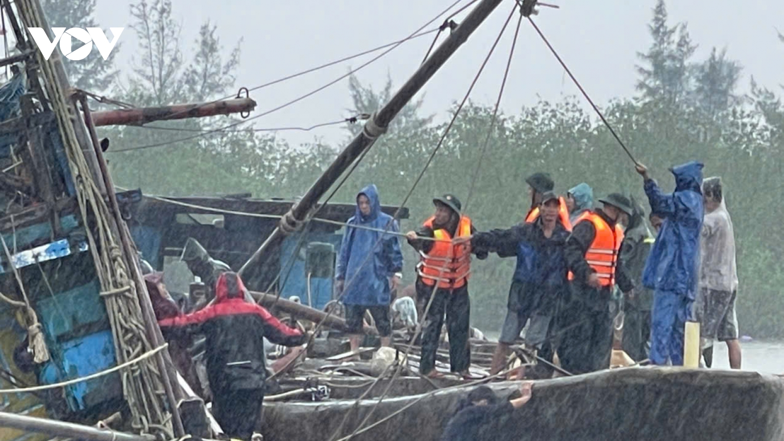 Bộ đội Biên phòng Quảng Trị kịp thời cứu hộ tàu cá bị chìm tại Nam Cửa Việt